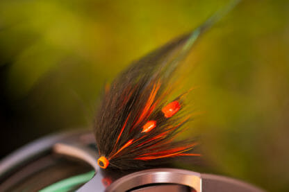 laxfluga i mönster black and orange bunden på tub